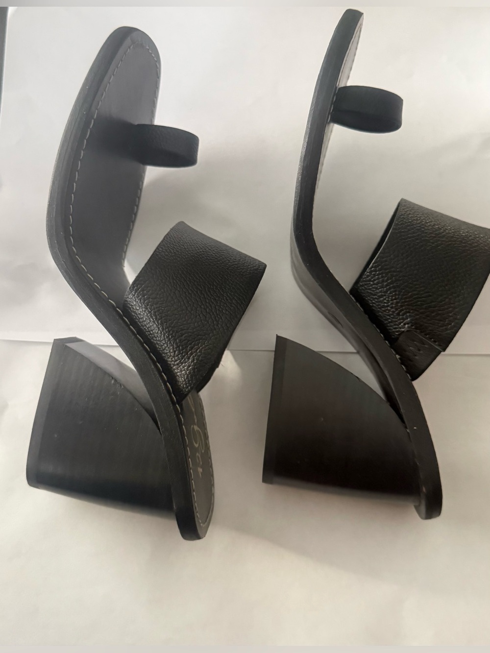 42 GOLD Black Leather Toe-Loop Eedie Slide Sz 8 Sandals with Contrast Stitching